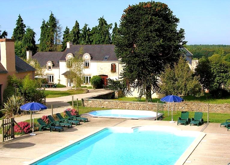Swimming pool and cottages at Les Bergeronnettes